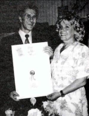 Vladimir Alupović sa suprugom Olgom drži diplomu Hrvatskoga plamićkog zbora