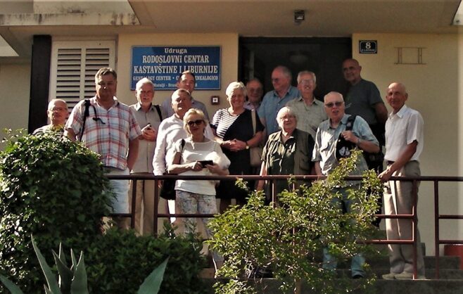 Boravak naše skupine u Matuljima završen je zajedničkom fotografijom s ljubaznim domaćinima na ulazu u njihov Centar.