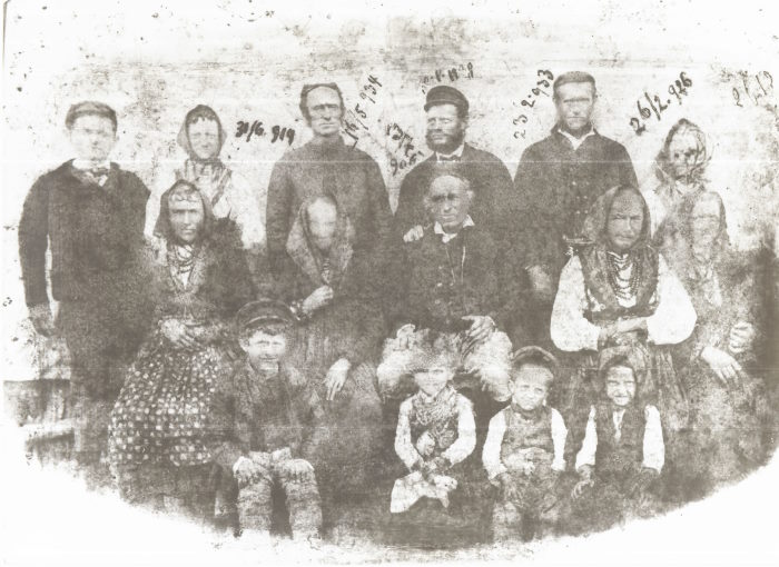 Nekoliko naraštaja više obitelji Burburan iz naselja Dragozetići, fotografija snimljena 80-ih ili 90-ih godina 19. stoljeća.